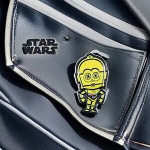 Star Wars C-3PO Pin NWOT 

1 for $6
2 for $8
3 for $12
4 for $15